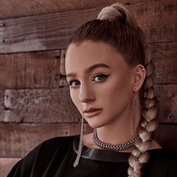 Mollee Gray By Mario Barberio For Beyond The Spotlights
Actress Dancer Singer: Mollee Gray
Publication: Beyond the Spotlights
Photographer: Mario Barberio
Stylist: Madison Dixon
Makeup: Elizabeth Seropian
Hair: Lucy Gedjeyan
Vest: S. Kanouni
Earrings and Necklace: Cecilia's STEEL